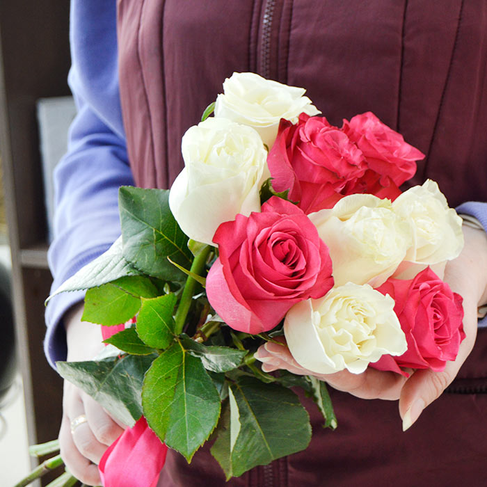 Букет из 9 розовых и белых роз